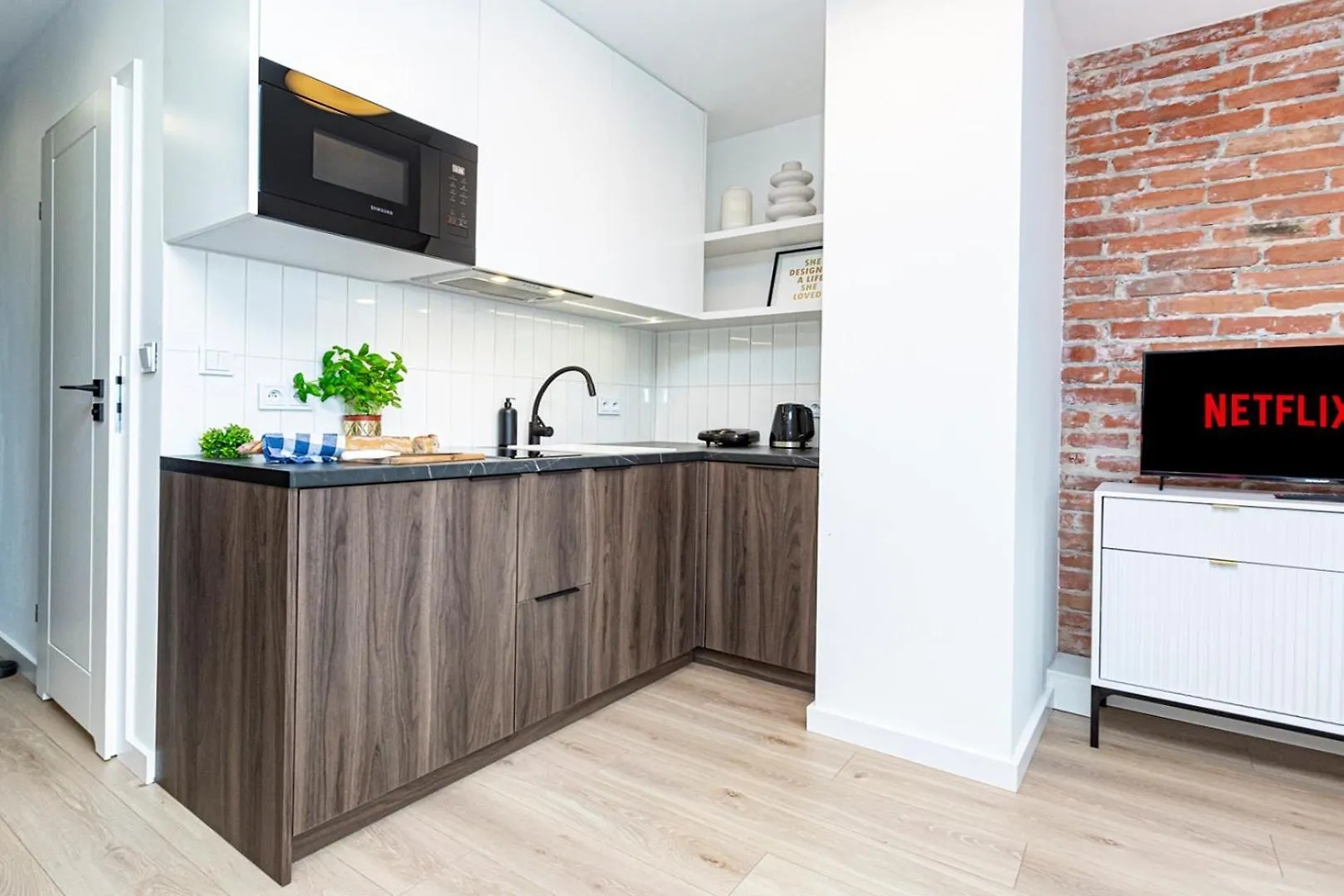 Apartment Mianowskiego 24 Red - Wifi Smart Tv W Pelni Wyposazona Kuchnia Warsaw Poland