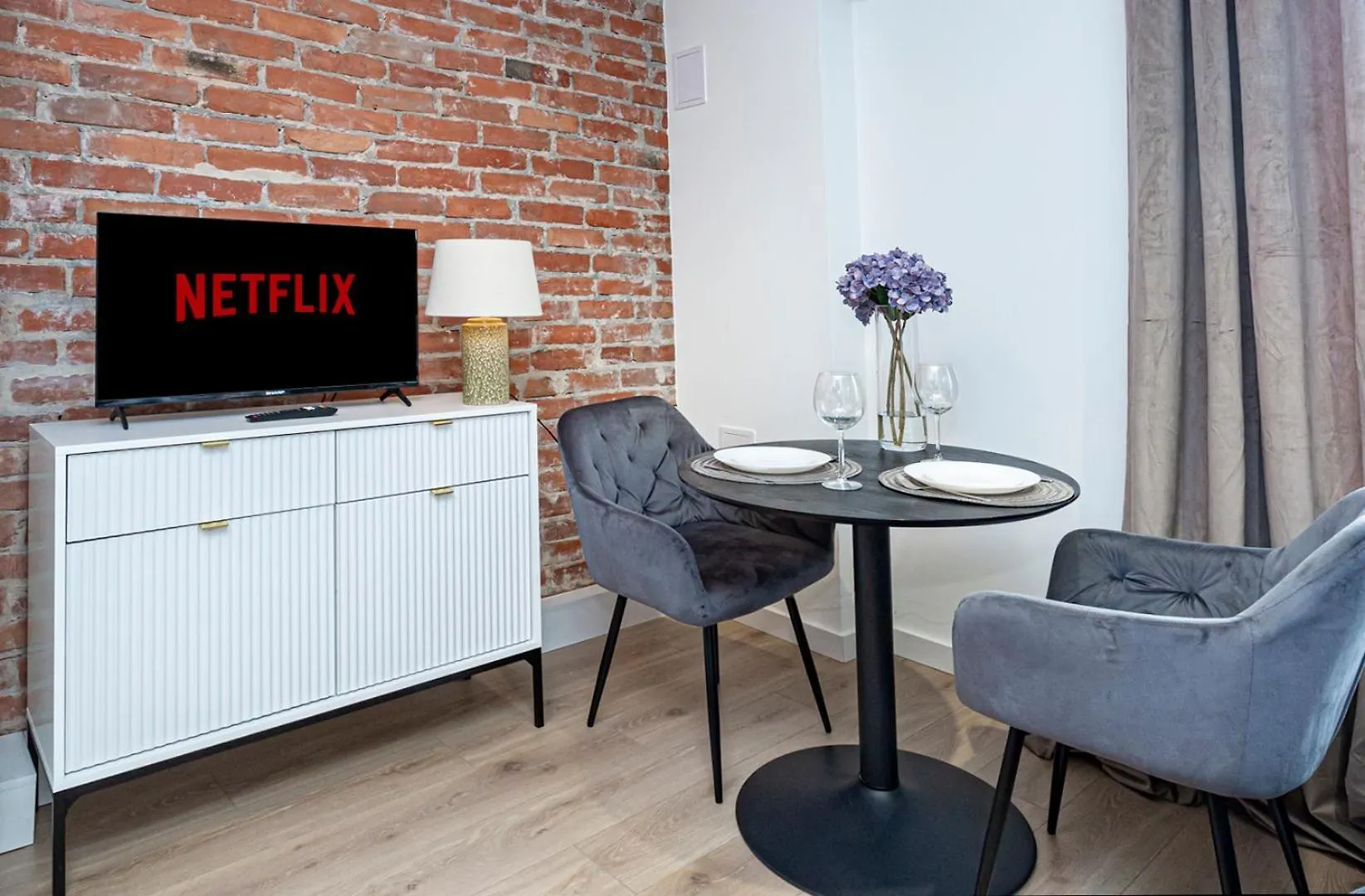Mianowskiego 24 Red - Wifi Smart Tv W Pelni Wyposazona Kuchnia Warsaw Poland